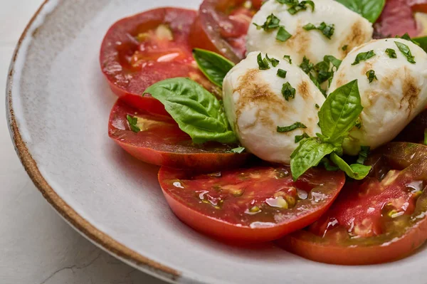 Salade Macro Caprese aux tomates rouges, basilic frais et mozzarella — Photo