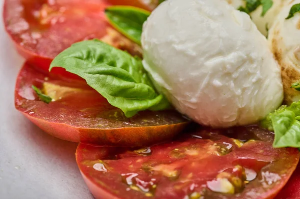 Macro vue tomates, basilic et fromage mozzarella — Photo