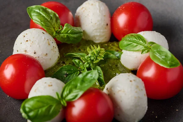 Makro manzaralı domatesli İtalyan caprese salatası, pesto, fesleğen ve mozzarella peyniri.