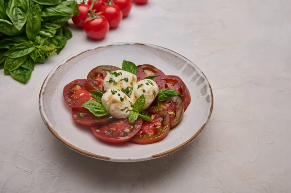 Délicieuse salade de caprese aux tomates rouges, basilic frais et fromage mozzarella — Photo