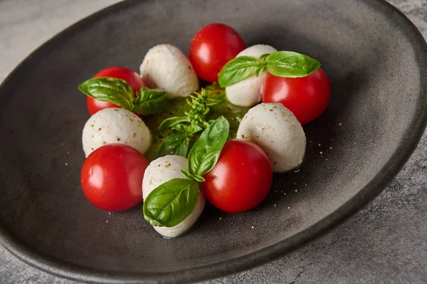 Salade de caprese macro italienne aux tomates mûres, basilic frais et fromage mozzarella — Photo