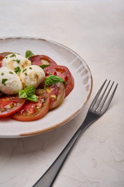 Kırmızı domatesli, fesleğenli ve mozzarella peynirli dikey caprese salatası