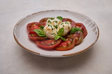 Seramik tabakta nefis caprese salatası.
