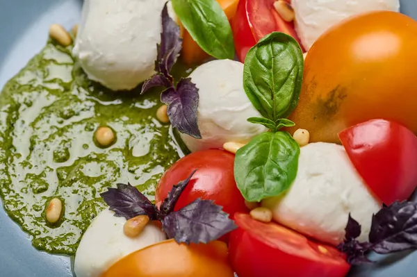 Salade de caprese Macro traditionnelle aux tomates, basilic frais, fromage mozzarella et aux pignons de pin — Photo