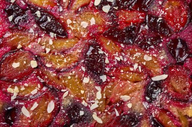 Makro seçici odak yiyecek arkaplan turtası veya erik ve badem yapraklı turta