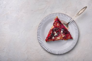 Kürek kemiğiyle hafif tabakta bir parça erik turtası.