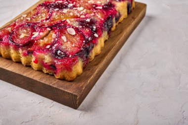 Köy arka planında ahşap kesim tahtasına erikli turta veya turtayı kapat, seçici odak noktası