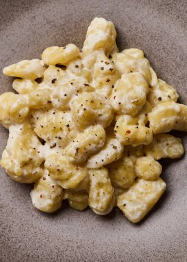 Makro dikey görünüm patates gnocchi, patates ve krema soslu tahıl unu hamuru ile hazırlandı.