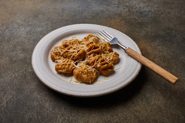 Popular tradicional italiano ñoquis de harina de grano entero, puré de calabaza al horno y parmesano —  Fotos de Stock
