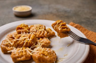 Akdeniz ve Alp 'in popüler gnocchi' si tam tahıllı un, fırında kabak püresi ve çatala batırılmış parmesan peyniri.