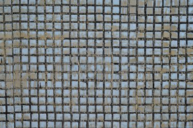 Beton izleri olan eski küçük mavi seramik fayanslar.