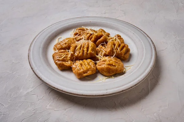 Cerrar los ñoquis italianos de harina integral, puré de calabaza al horno y parmesano —  Fotos de Stock