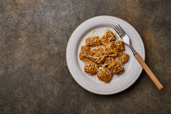 Gnocchi italiano tradicional de harina integral, puré de calabaza al horno y parmesano —  Fotos de Stock