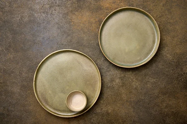 Плоска порожня зелена кераміка дві тарілки та каструля на сільському фоні — стокове фото