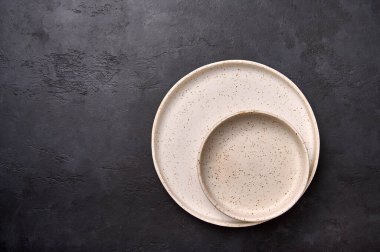 İki beyaz seramik tabağı siyah desenli arka planda tek seferde boşalt