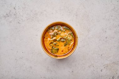 Tom Yam çorbası, somon balığı ve deniz mahsulü.