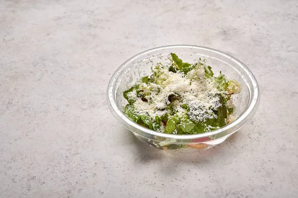 Salad segar sayuran segar dengan keju dalam wadah plastik transparan Stok Gambar Bebas Royalti