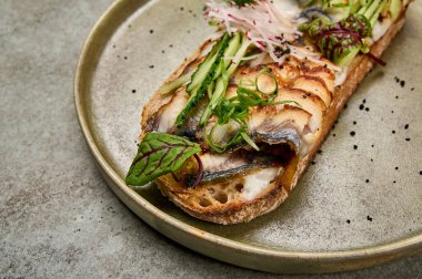 Makro odaklı bruschetta füme, taze peynir ve salatalıklı.