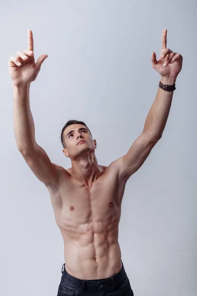 Bonito Jovem Fisiculturista Mostrando Seu Corpo Forma Músculos Esporte Conceito Fotografia De Stock