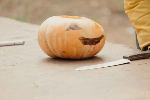 Préparation Pour Halloween Fille Coupe Citrouille Gros Plan Concept Décoration — Photo