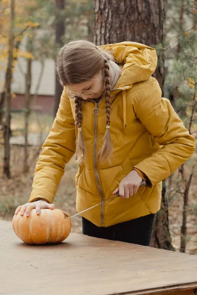 Vorbereitung Auf Halloween Mädchen Schneiden Kürbis Nahaufnahme Feriendekoration Konzept Frau — Stockfoto
