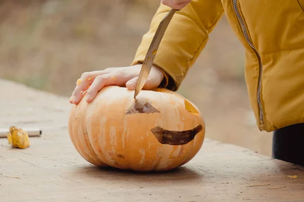 Preparação Para Halloween Abóbora Redução Menina Fecha Porta Conceito Decoração — Fotografia de Stock