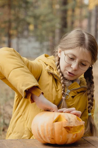 Préparation Pour Halloween Fille Extrait Des Graines Citrouille Gros Plan — Photo