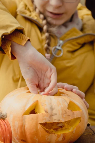 Προετοιμασία Για Halloween Κορίτσι Εξάγει Σπόρους Κολοκύθας Κοντινό Πλάνο Διακόσμηση — Φωτογραφία Αρχείου