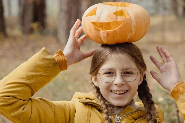 Menina Criança Feliz Com Halloween Bombeado Cabeça Preparação Para Festa — Fotografia de Stock