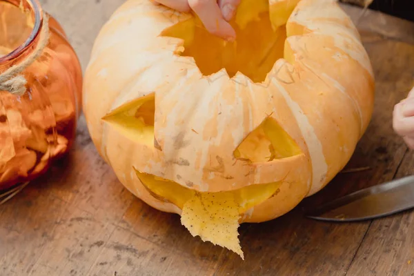 Μικρή Πορτοκαλί Κολοκύθα Jack Lantern Ξύλινο Τραπέζι — Φωτογραφία Αρχείου