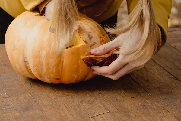 Προετοιμασία Για Halloween Κορίτσι Εξάγει Σπόρους Κολοκύθας Κοντινό Πλάνο Διακόσμηση — Φωτογραφία Αρχείου