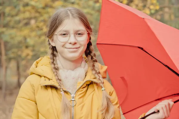Ung Kvinna Höstpark Med Rött Paraply Snurrar Och Håller Ett — Stockfoto