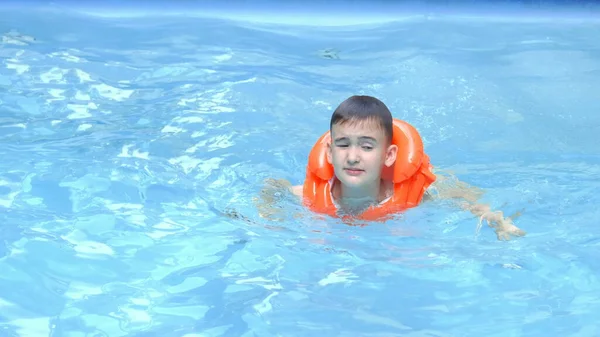 수영장에 꼬마의 얼굴을 클로즈업한 호기심많은 어린이 수영장 재미를 — 스톡 사진