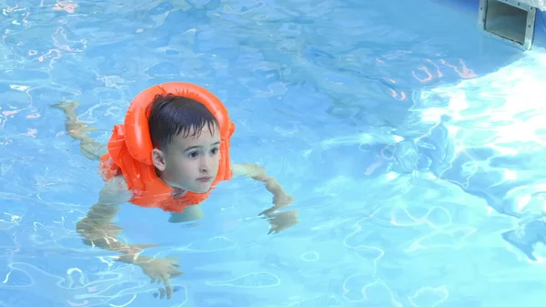 Cara Del Chico Cerca Piscina Niño Curioso Divirtiéndose Piscina Aire — Foto de Stock