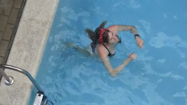 Draufsicht Der Schönen Sinnlichen Frau Pool Schwarzem Badeanzug Rotem Bandana — Stockvideo