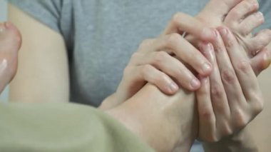 Ayak bakımı. Yakından kadın usta eller güzellik salonunda ayak refleksolojisi masajı yapıyor kadın terapist ayak masajı yapıyor sağlıklı rahatlama prosedürü ya da tedavi uyguluyor..