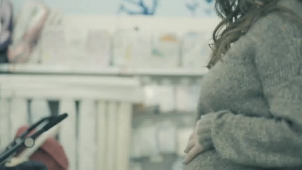Mujer Embarazada Joven Eligiendo Cuidadosamente Cochecito Bebé Bebé Cochecito Bebé — Vídeos de Stock