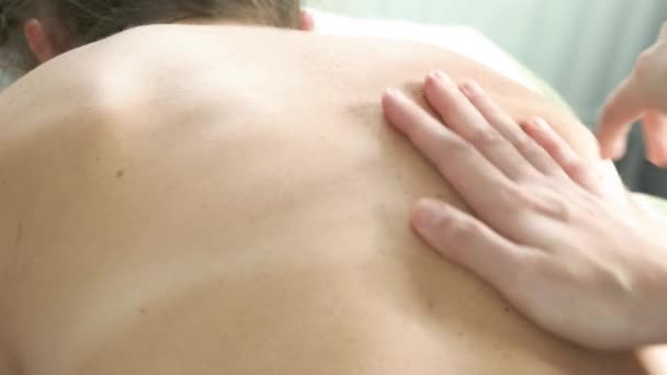 Massagem Relaxamento Óleo Modelo Feminino Bonito Jovem Seminua Sala Estar — Vídeo de Stock