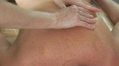 Petrol gevşetici masaj. Salonda yarı çıplak, genç, güzel bir kadın model. Spa konsepti. Kadın spa salonunda profesyonel sırt masajı yaptırıyor. Mükemmel ciltli çıplak kadın rahatlatıcı bir masaj yaptırıyor..