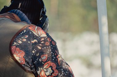 Kış ormanında av tüfeğiyle kamuflajlı avcı. Av kavramı. Karlı bir günde rezerv alan bir adam. Avcı karlı ormandaki bir silahtan nişan alıyor.