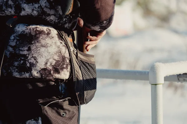 Jäger Tarnung Mit Gewehr Winterwald Hunt Konzept Mann Sichert Sich — Stockfoto