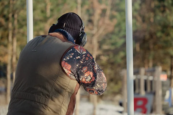 Cazador Camuflaje Con Rifle Bosque Invernal Concepto Caza Hombre Asegurando — Foto de Stock