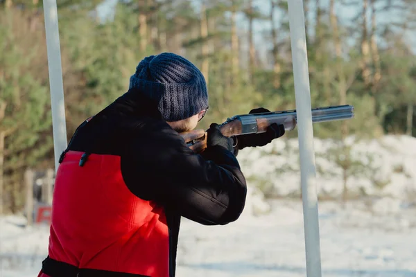 Cazador Camuflaje Con Rifle Bosque Invernal Concepto Caza Hombre Asegurando — Foto de Stock