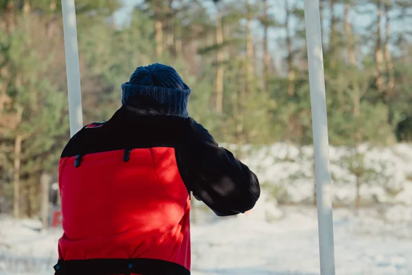 Jäger Tarnung Mit Gewehr Winterwald Hunt Konzept Mann Sichert Sich — Stockfoto