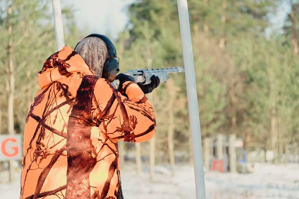 Мисливець Камуфляжі Гвинтівкою Зимових Лісах Концепція Полювання Людина Охороняє Заповідник — стокове фото