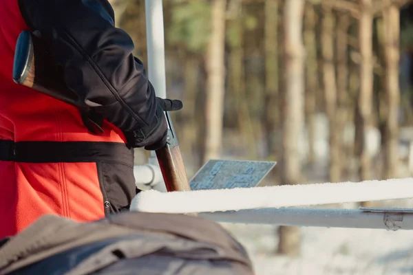 Jäger Tarnung Mit Gewehr Winterwald Hunt Konzept Mann Sichert Sich — Stockfoto