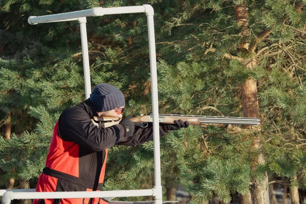 Пастка Або Стрілянина Ковзанах Спортсмен Маскувальному Одязі Стріляє Дробовика Глиняний — стокове фото