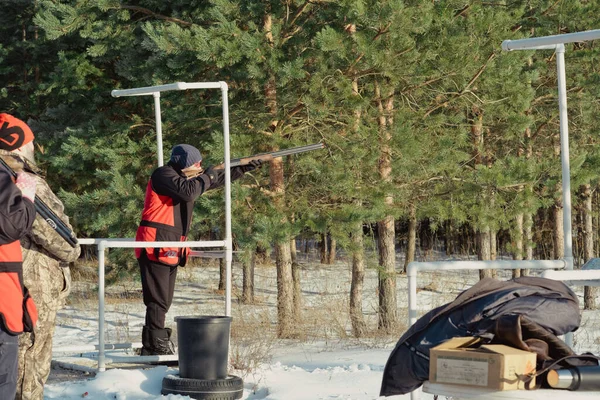 Csapda Vagy Skeet Lövés Sportoló Álcázó Ruhák Egy Shotgun Agyag — Stock Fotó