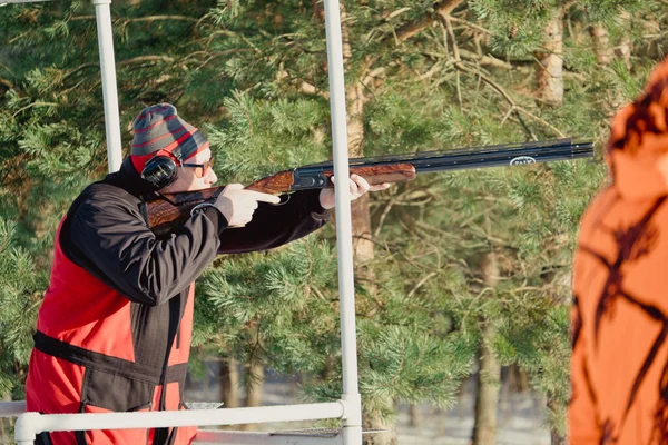 Csapda Vagy Skeet Lövés Sportoló Álcázó Ruhák Egy Shotgun Agyag — Stock Fotó