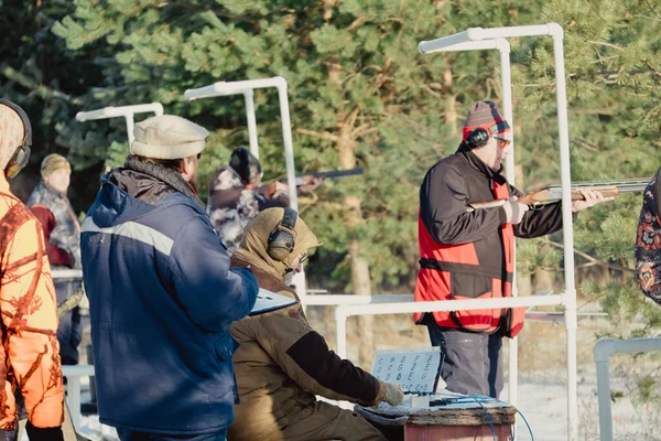 Ловушка Стрельба Тарелочкам Спортсмен Камуфляжной Одежде Стреляет Дробовика Глиняного Голубя — стоковое фото